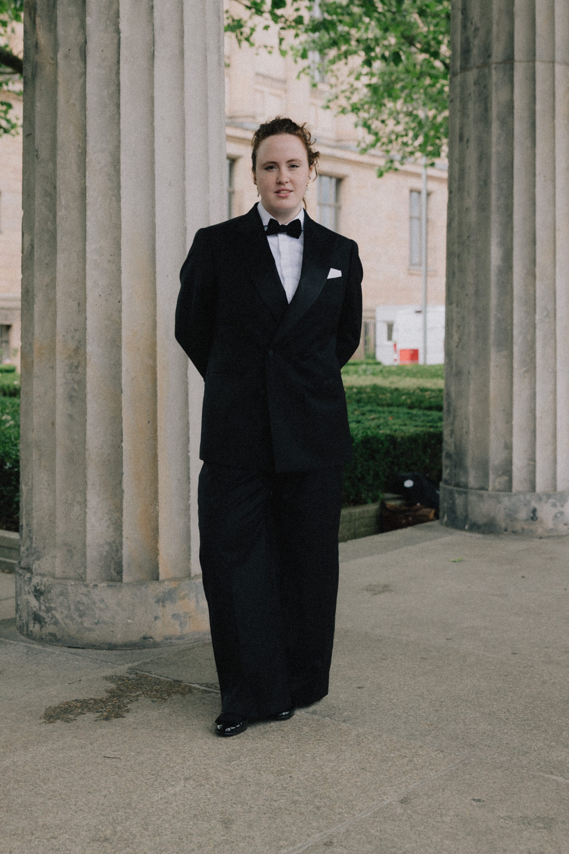 Black Tie Smoking mit Fliege vor Säulengang Rooks & Rocks