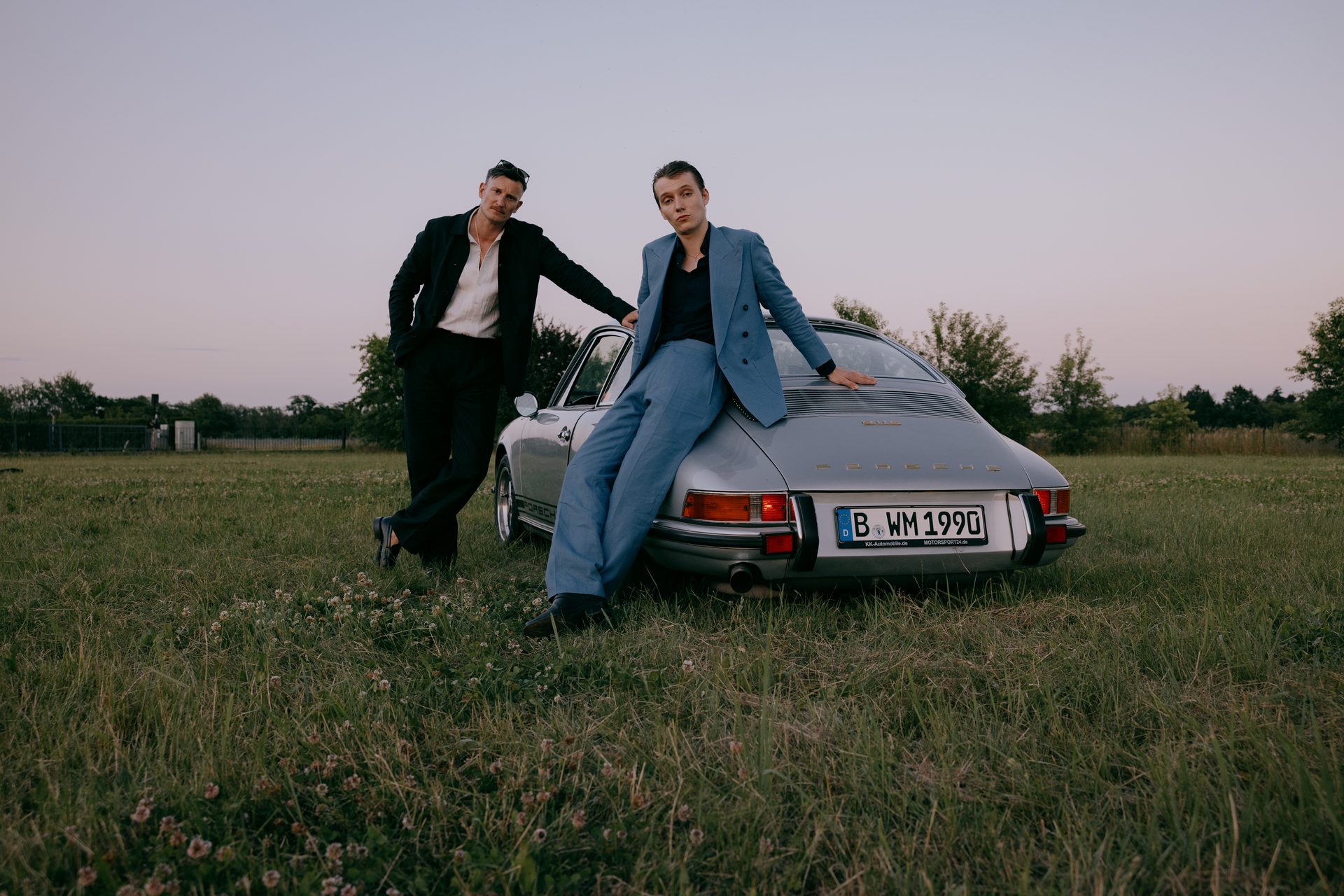 Rooks & Rocks Menswear Duo Kampagnenmotiv am Porsche 911