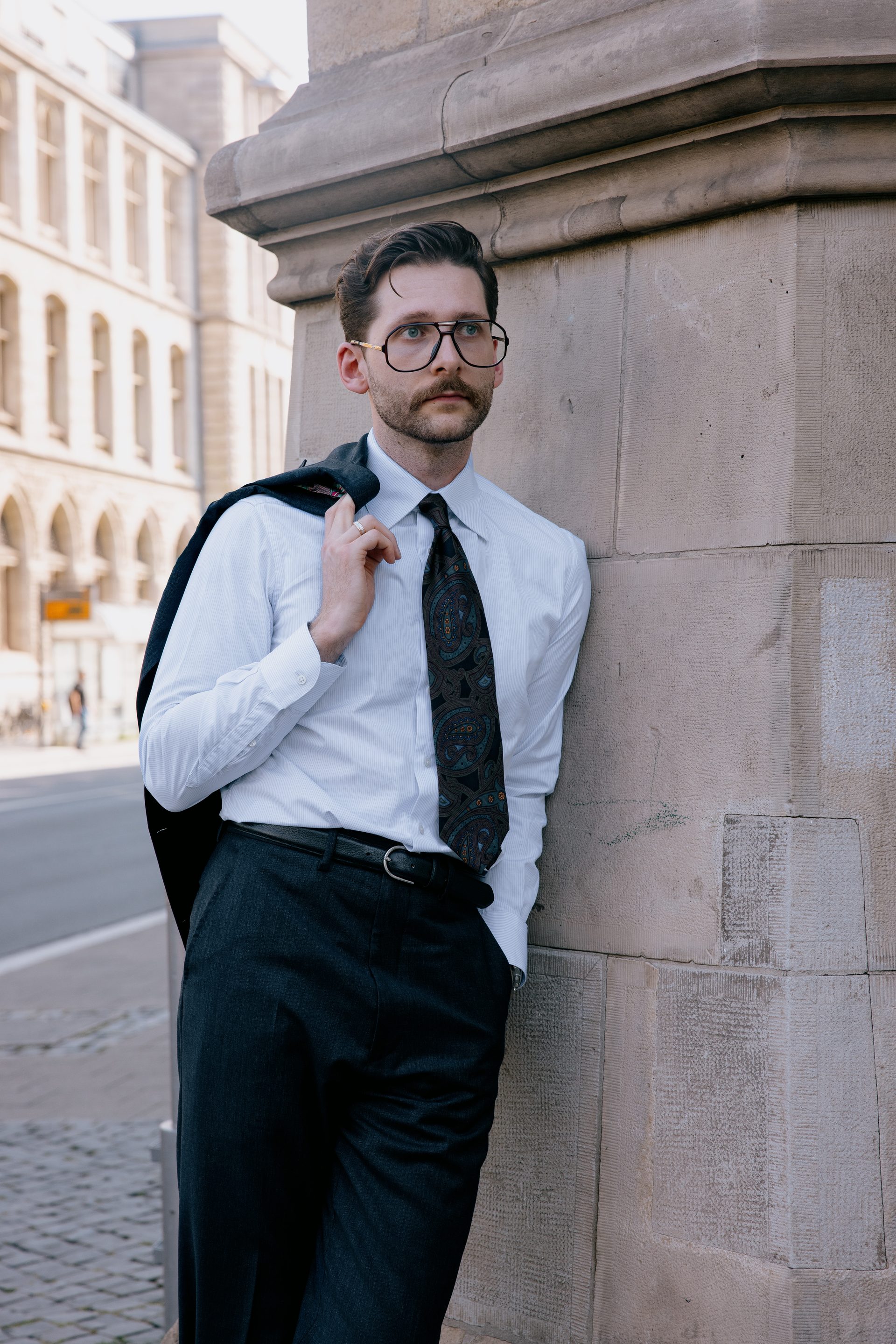 Lässiger Streetwear Look Sakko über der Schulter