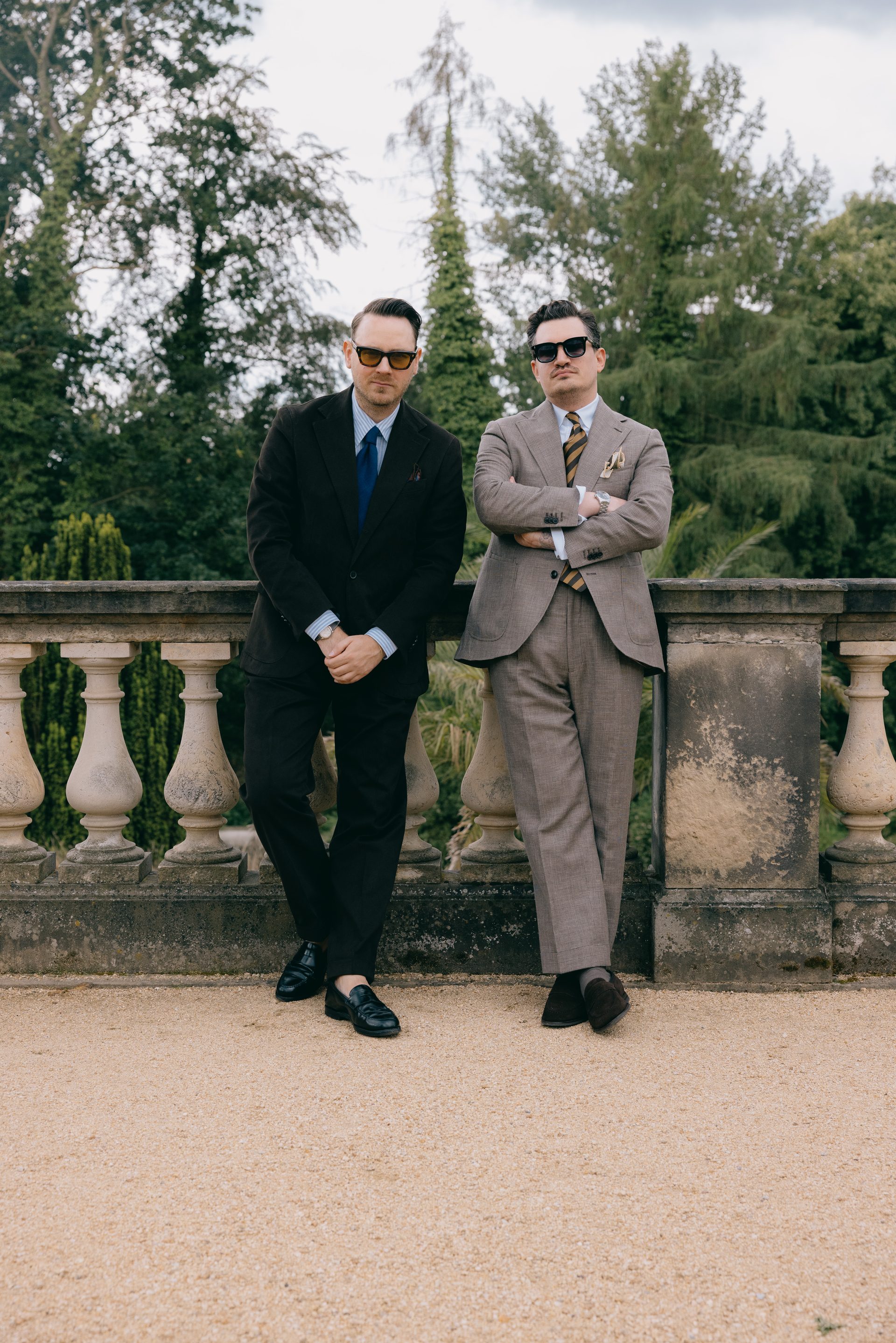 Zwei Models im Sommer-Maßanzug Schlosspark Duo