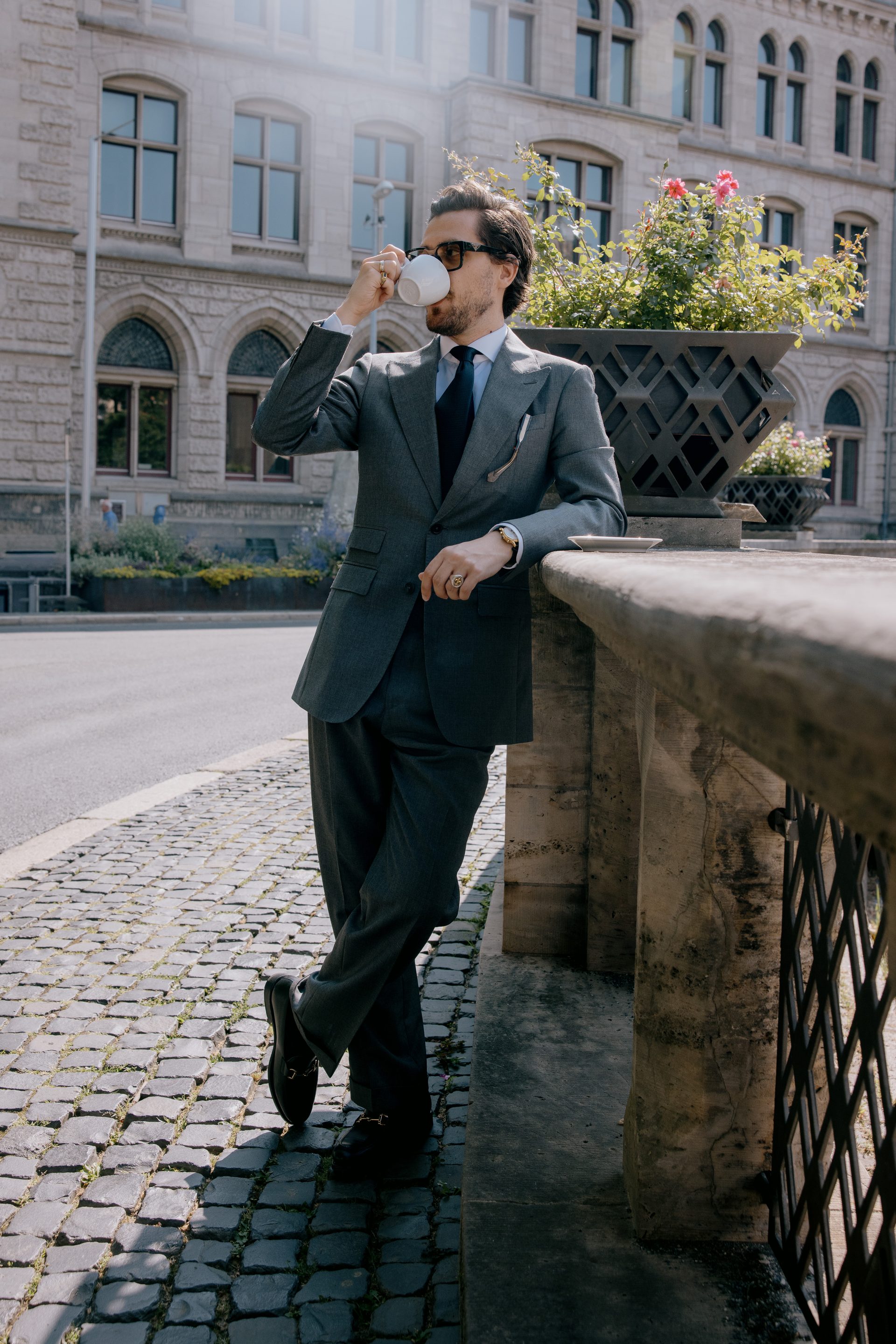 Urbanes Tailoring Kaffeetasse auf Berliner Pflasterstein