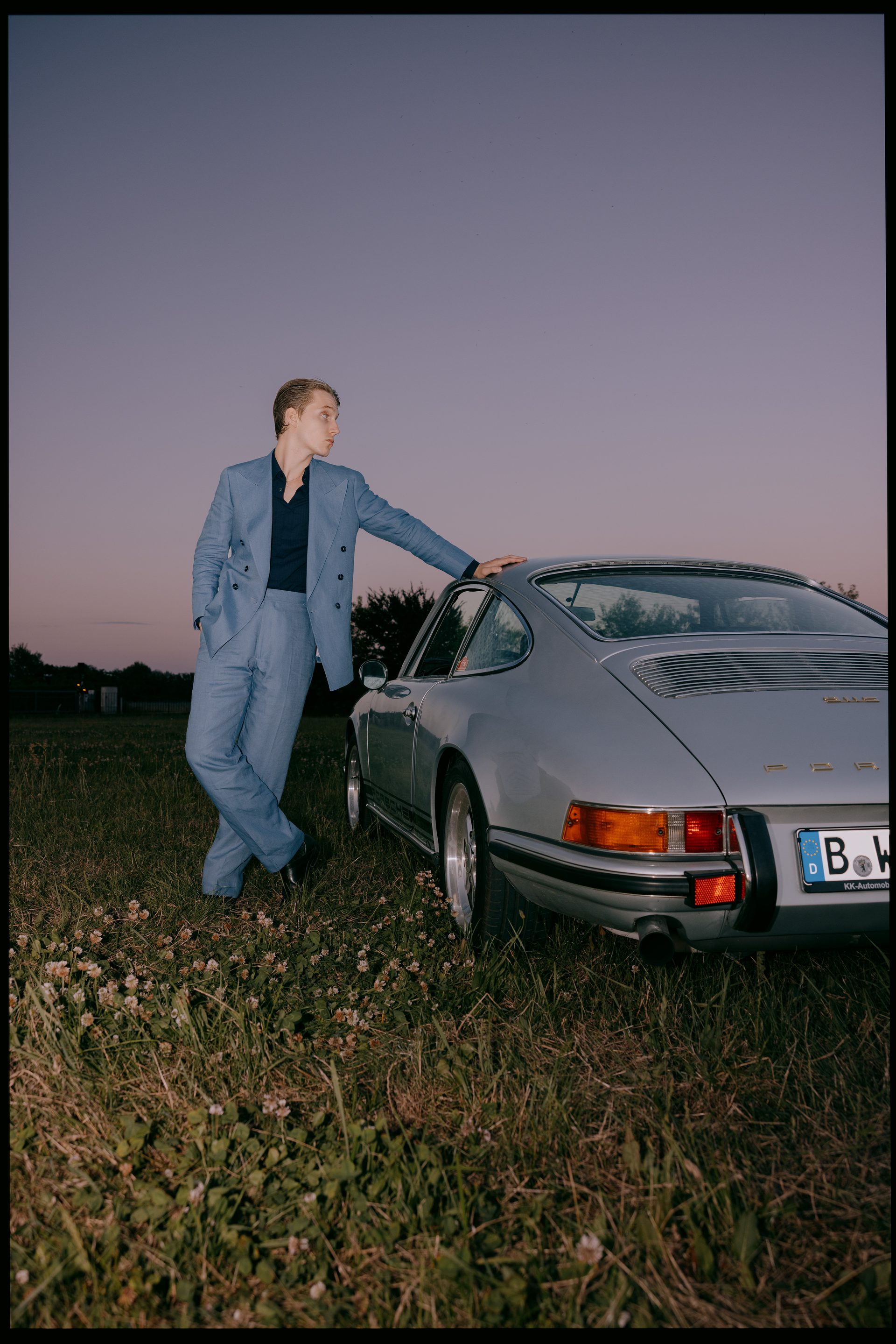 Blauer Zweireiher Maßanzug Heckansicht Porsche 911